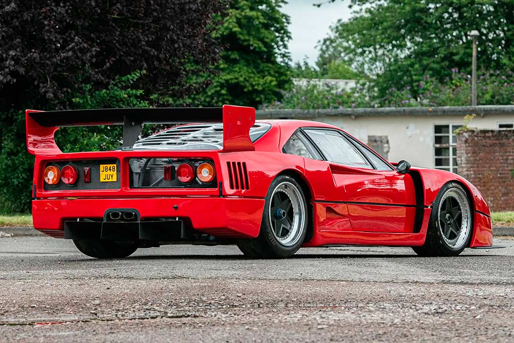 На аукцион выставили уникальный суперкар Ferrari F40 с двигателем V12