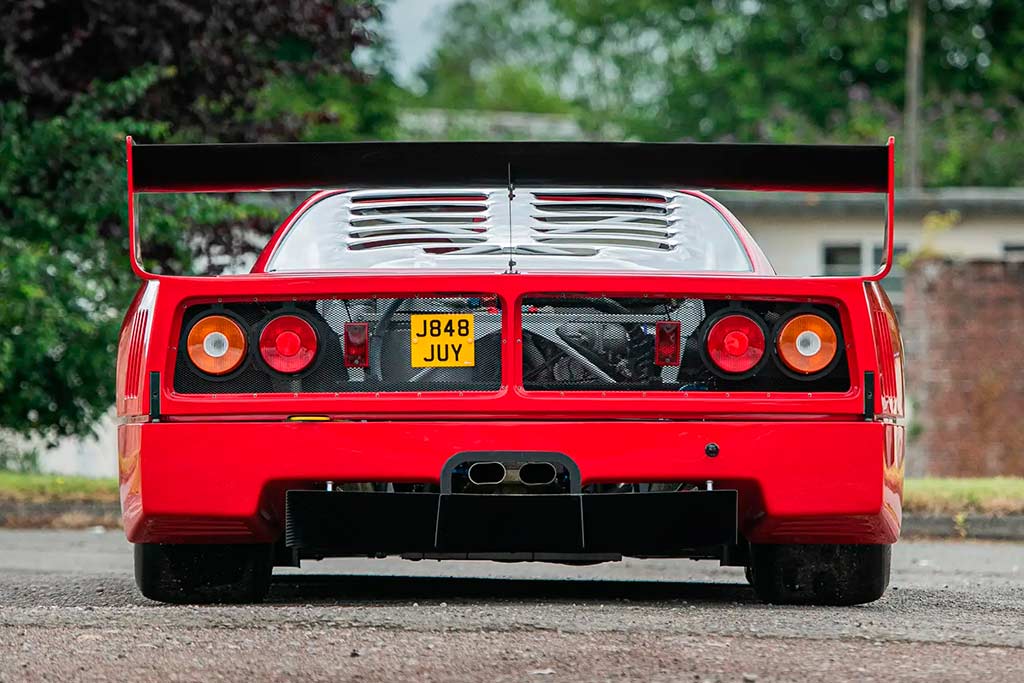 На аукцион выставили уникальный суперкар Ferrari F40 с двигателем V12