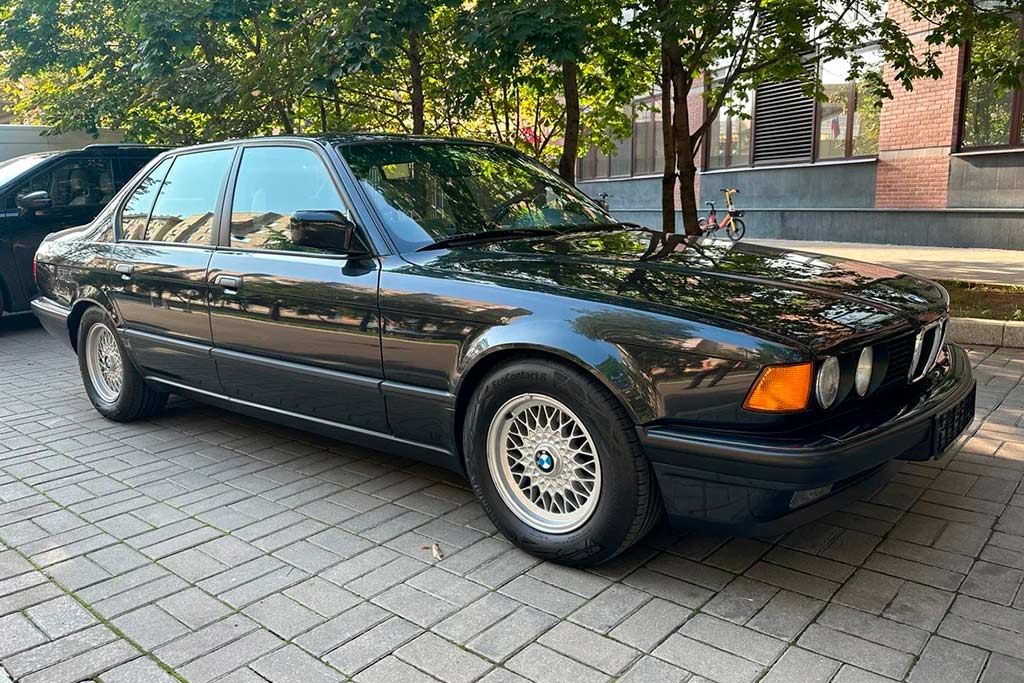 Идеально сохранившийся BMW 730i 1991 года продают в России за 7,5 млн рублей