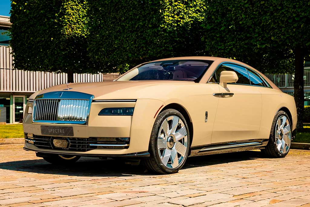 Эксклюзивный экземпляр купе Rolls-Royce Spectre посвятили собаке по кличке "Бейли"